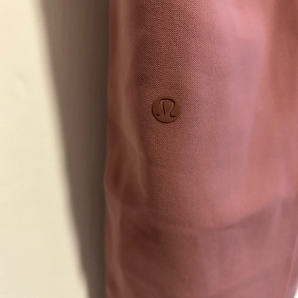 Lulu Lemon On The Fly Mid Rise pants - Picture 4 of 5